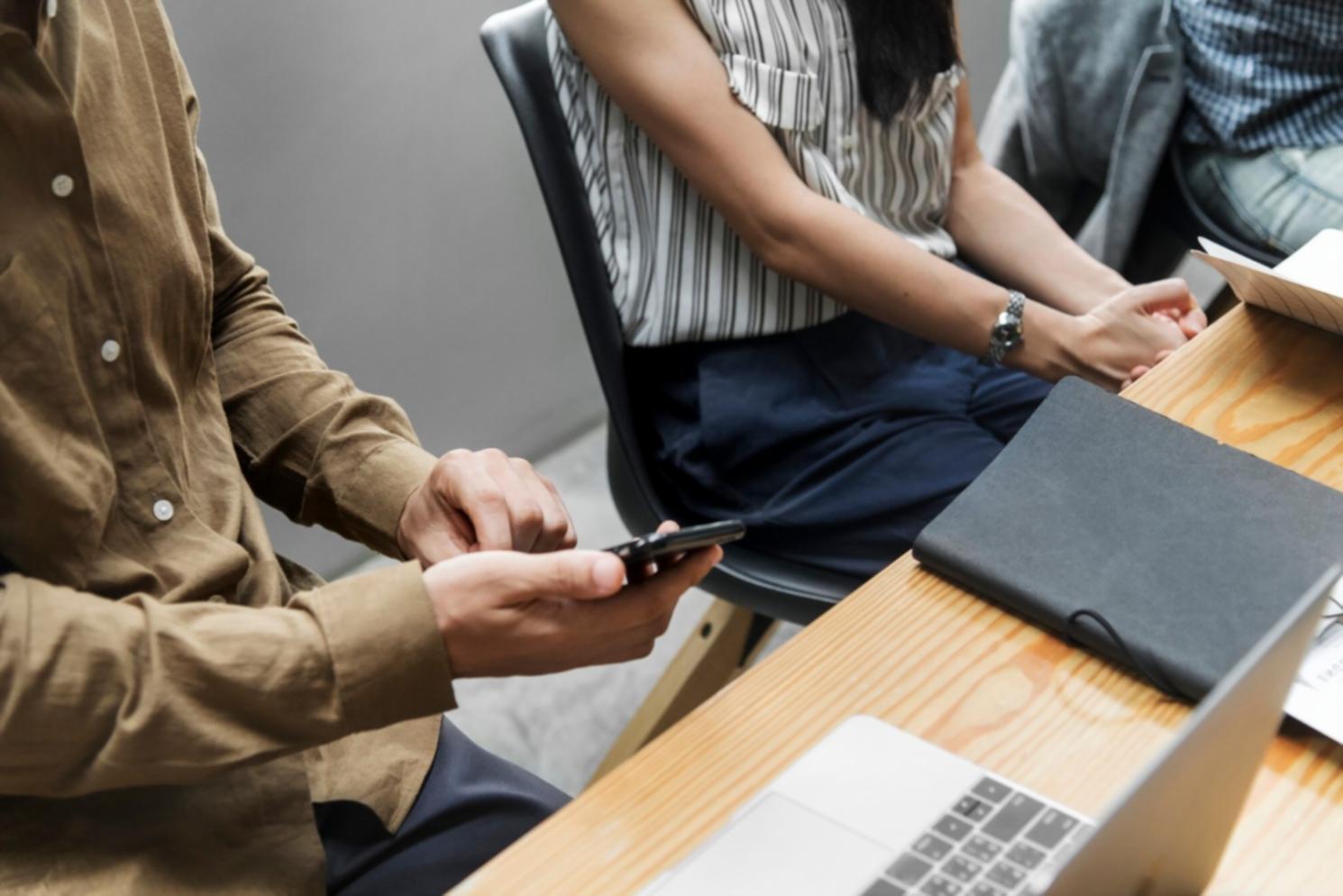 Profesionales analizando datos financieros en oficina moderna